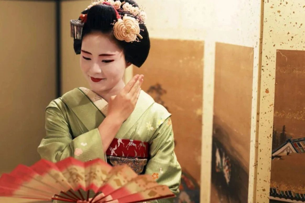 Traditional geisha dance during a Japanese kaiseki dinner